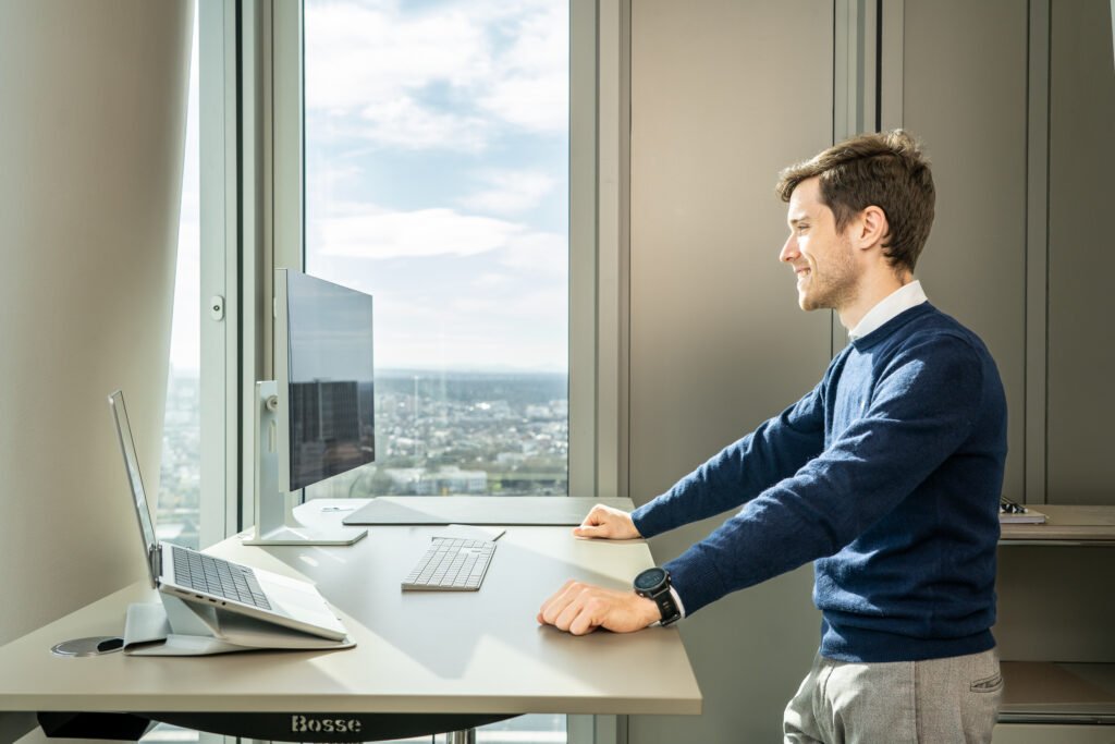 Adrien Feller à son bureau, vue sur Francfort