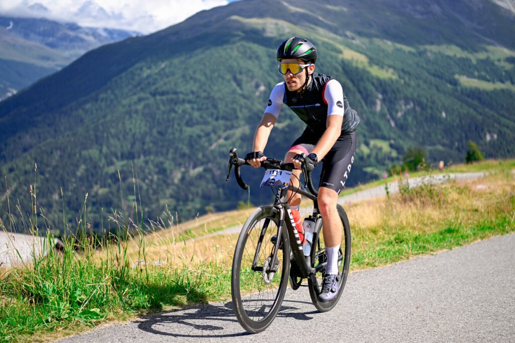 Adrien Feller, en compétition de cyclisme dans les Alpes